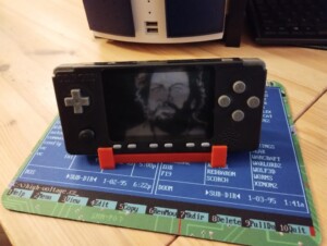 Odroid-Go Advance V2 stojánek (pasuje i na PicoPad s rámečkem)