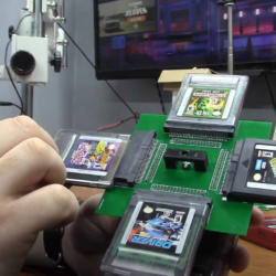 Připojte ke Game Boy Color až 4 hry najednou!