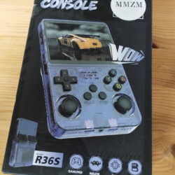 R36S – krabička zázraků za pár stováků a zahraju si na ní Mravence a Vlak!