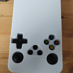 R36S – krabička zázraků za pár stováků a zahraju si na ní Mravence a Vlak!