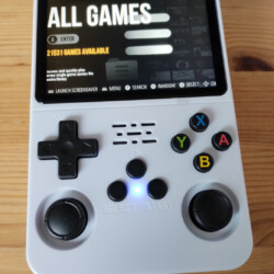 R36S – krabička zázraků za pár stováků a zahraju si na ní Mravence a Vlak!