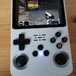 R36S – krabička zázraků za pár stováků a zahraju si na ní Mravence a Vlak!