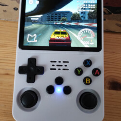 R36S – krabička zázraků za pár stováků a zahraju si na ní Mravence a Vlak!