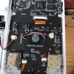 R36S – krabička zázraků za pár stováků a zahraju si na ní Mravence a Vlak!