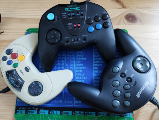 Kdo proboha v roce 2026 potřebuje tři gamepady na gameport?
