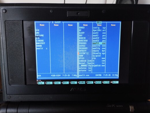 4:3 v DOSu na netbooku Asus EEE 701 skrze pekelný vibecoding