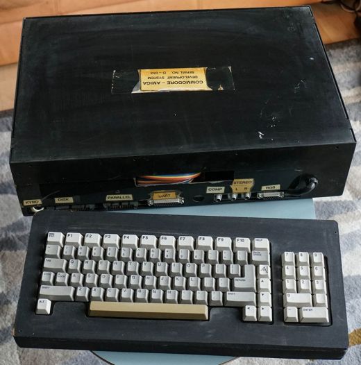Hledáte něco jedinečného do sbírky? Kupte si Commodore Amiga Development System!